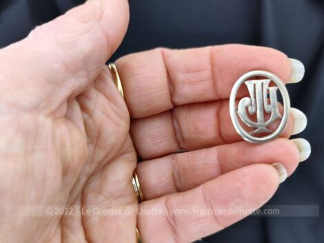 Si vous souhaitez poser vos initiales TJ dans un monogramme en métal sur un sac, portefeuille, objet en cuir, revers de manteau ou autre, les voici.