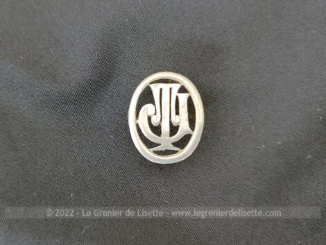 Si vous souhaitez poser vos initiales TJ dans un monogramme en métal sur un sac, portefeuille, objet en cuir, revers de manteau ou autre, les voici.