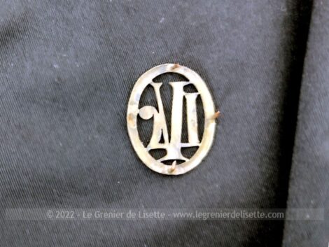 Si vous souhaitez poser vos initiales VL dans un monogramme en métal sur un sac, portefeuille, objet en cuir, revers de manteau ou autre, les voici.