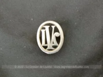 Si vous souhaitez poser vos initiales VL dans un monogramme en métal sur un sac, portefeuille, objet en cuir, revers de manteau ou autre, les voici.