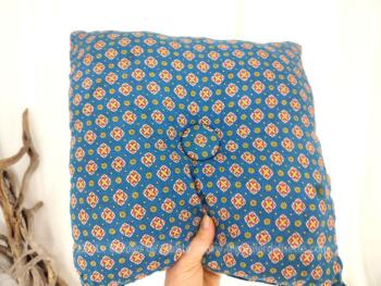 Voici un petit coussin carré fait main, habillé en tissus bleu tendance vintage avec un gros bouton central habillé du même tissus.