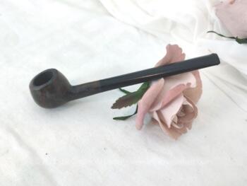 Voici une belle pipe en bois à la forme droite avec une petite cheminée ronde. Encore fonctionnelle, à vous de choisir entre utilisation ou décoration !