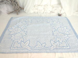 Ancienne serviette de toilette bleue reliefs