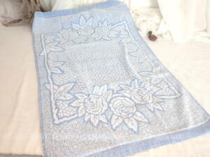 Ancienne serviette de toilette bleue reliefs