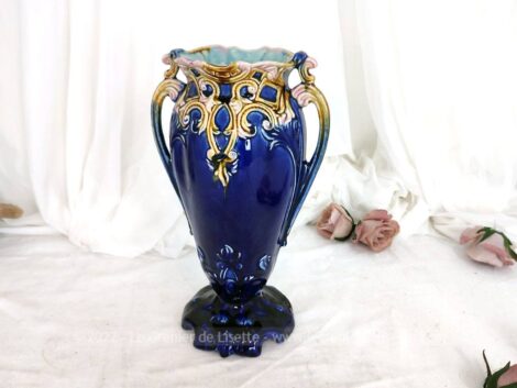 Voici un superbe vase en forme amphore en faïence numérotée, avec un superbe décor volutes beige sur une fond bleu cobalt. Très décoratif.