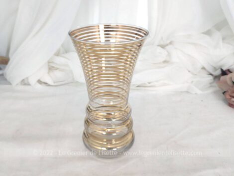 Très vintage ce vase en verre, des années 50/60 avec une forme originale et décoré avec des bandes dorées à chaud pour un effet très lumineux.