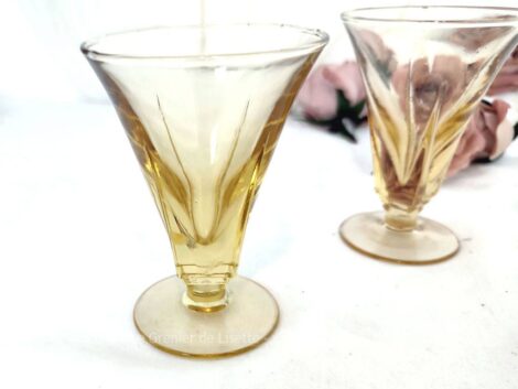 Cinq anciens verres Art Déco couleur ambrée