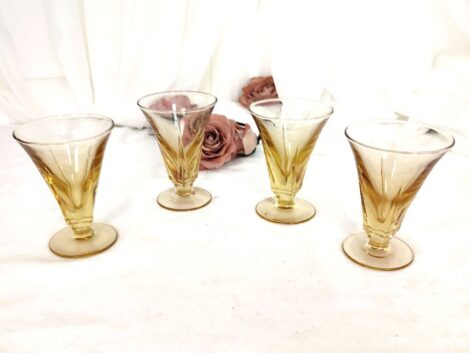 Cinq anciens verres Art Déco couleur ambrée
