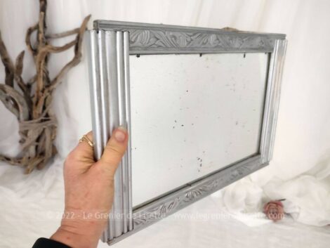 Voici un ancien miroir rectangulaire 40.5 x 27.5 cm habillé de décor en bois travaillé ou ouvragé au tain usé mais rempli d'authenticité.