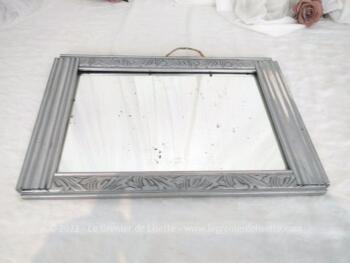 Voici un ancien miroir rectangulaire 40.5 x 27.5 cm habillé de décor en bois travaillé ou ouvragé au tain usé mais rempli d'authenticité.