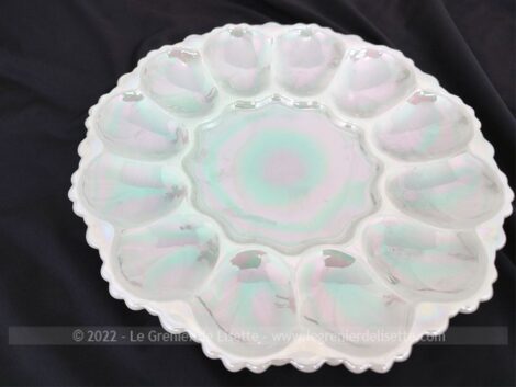Voici une très belle assiette en verre moulé de couleur nacrée et irisée servant de présentation pour 12 oeufs durs avec de beaux reliefs sur le pourtour.