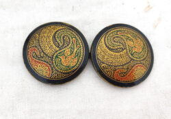 Voici une boucle de ceinture ou de cape vintage composée de 2 cercles de 5.5 cm de diamètre avec des dessins d'oiseau sur fond doré style Art Nouveau.
