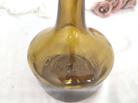 Voici une belle bouteille vintage de liqueur de la marque Cusenier en verre ambrét avec une belle forme et une arge et profonde piqure de fond.
