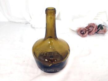 Voici une belle bouteille vintage de liqueur de la marque Cusenier en verre ambrét avec une belle forme et une arge et profonde piqure de fond.