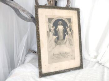 Sur 38 x 27 x 1.6 cm, voici un cadre en bois, souvenir des dates de Baptême en 1914, de Communion Solennelle et Confirmation d'une jeune fille, sur fond du Christ avec des Anges.