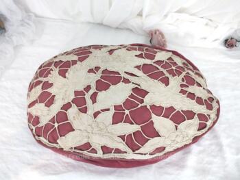 Voici un coussin ovale avec en décor sur le dessus des broderies en lin ajouré.