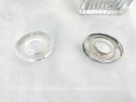 Voici un lot de deux anciens flacons du parfum Chloé, avec corps et bouchon en verre ouvragé avec décor en métal argenté. A revisiter et relooker sans modération !