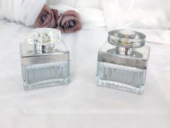 Voici un lot de deux anciens flacons du parfum Chloé, avec corps et bouchon en verre ouvragé avec décor en métal argenté. A revisiter et relooker sans modération !