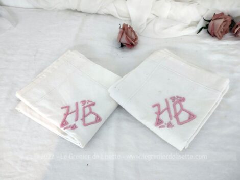 Voici un duo d'anciennes grandes taies d'oreiller de 74 x 69 cm fait main en drap de coton épais avec dans un angle les monogrammes HB brodés au fil rose.