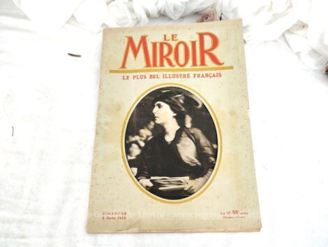 Sur 48 pages + 2 pages de couverture cartonnées, voici une ancienne revue "Le Miroir" datée du 2 aout 1914 avec photos de la mode pour femme et du monde géographique.