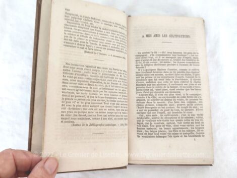 Voici un livre ancien au titre de "Beauvallon ou Les Devoirs de Famille" daté de 1864, par l'Abbé Debeney dont le protege-couverture papier permet de l'exposer comme un objet de décoration.