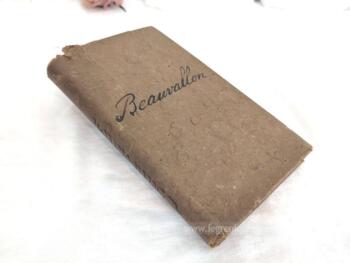 Voici un livre ancien au titre de "Beauvallon ou Les Devoirs de Famille" daté de 1864, par l'Abbé Debeney dont le protege-couverture papier permet de l'exposer comme un objet de décoration.