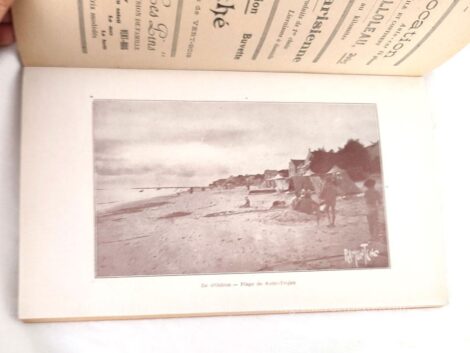 Pas de date mais les photos nous transportent dans les années 30, alors voici un ancien Guide Touristique de l'Ile d'Oleron sur 72 pages pour un vrai voyage pittoresque de cette ile .