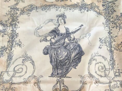 Lot de 4 coupons de rideau de 145 x 135 cm en tissus d'ameublement avec dessins de musiciens style du XVIII en bleu avec un fond de différents tons écru.