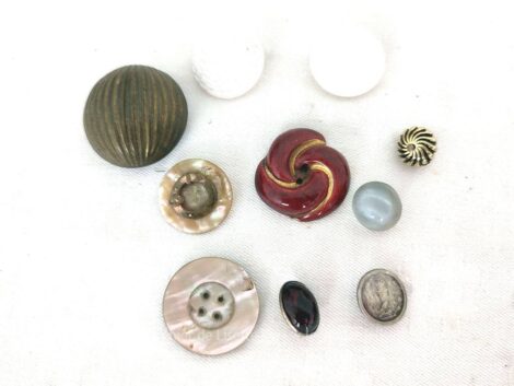 Voici un lot de 10 boutons, 1 paires et 8 boutons différents, dont le charme et le détail les font comparaitre à des bijoux.