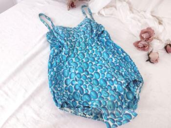 Authentique ancien maillot de bain des années 50/60 avec ses smocks sur les cotés, et sa doublure en tissus pour la poitrine. Vintage comme on aime !