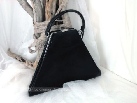 Ancienne et originale, voici une belle minaudière en cuir noir forme trapèze, avec porte monnaie à l'intérieur. Idéal comme petit sac de soirée à main.