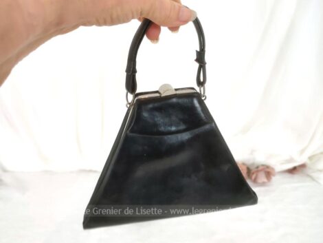 Ancienne et originale, voici une belle minaudière en cuir noir forme trapèze, avec porte monnaie à l'intérieur. Idéal comme petit sac de soirée à main.