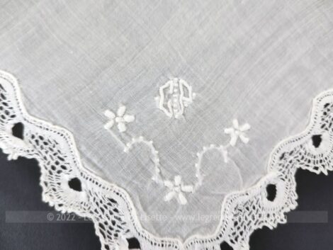 Voici un ancien mouchoir de mariée en linon blanc avec sa fine bordure en dentelle fine aux fuseaux et la broderie CP ou GP entourée de fleurs dans un coin .