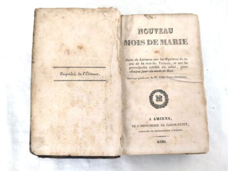 Voici un très ancien livre de 1828 portant le titre de "Nouveau mois de Maris" sur 370 pages avec un chapitre sur chacun des 31 jours du mois.