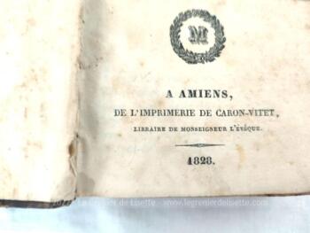 Voici un très ancien livre de 1828 portant le titre de "Nouveau mois de Maris" sur 370 pages avec un chapitre sur chacun des 31 jours du mois.