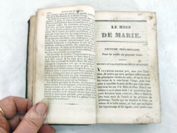 Voici un très ancien livre de 1828 portant le titre de "Nouveau mois de Maris" sur 370 pages avec un chapitre sur chacun des 31 jours du mois.