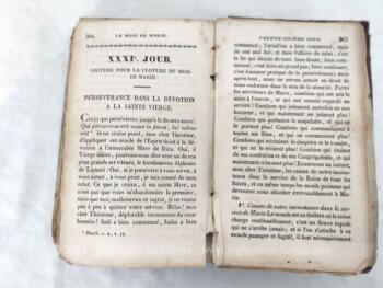 Voici un très ancien livre de 1828 portant le titre de "Nouveau mois de Maris" sur 370 pages avec un chapitre sur chacun des 31 jours du mois.