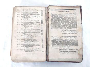 Voici un très ancien livre de 1828 portant le titre de "Nouveau mois de Maris" sur 370 pages avec un chapitre sur chacun des 31 jours du mois.