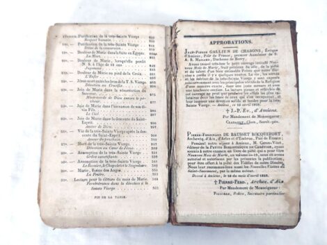 Voici un très ancien livre de 1828 portant le titre de "Nouveau mois de Maris" sur 370 pages avec un chapitre sur chacun des 31 jours du mois.