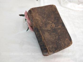 Voici un très ancien livre de 1828 portant le titre de 