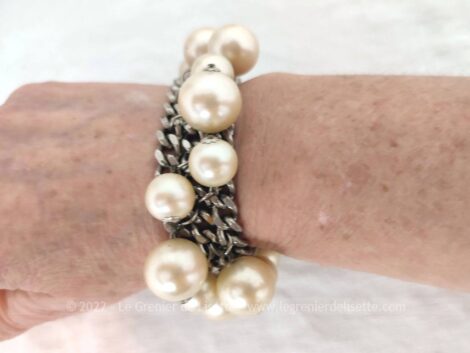 Voici un bel assortiment comprenant un bracelet et ses boucles d'oreille assorties, et pour faire un ensemble, un fin ras de cou avec de superbes fausses perles de culture.