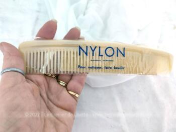 Sur 17.5 cm long, voici un peigne neuf, de la marque déposée Nylon, portant l'estampille "1953" avec encore sa poche plastique et sa notice explicative.