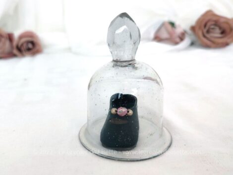 Une ancienne ventouse à téton taillé à facette forme diamant pour servir de globe à une adorable chaussure de poupée en cuir habillée de perles. Pièce unique.