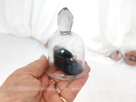 Une ancienne ventouse à téton taillé à facette forme diamant pour servir de globe à une adorable chaussure de poupée en cuir habillée de perles. Pièce unique.