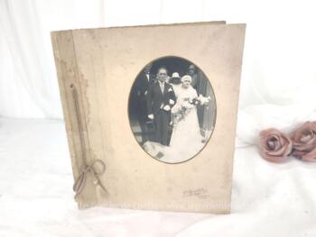 Voici un ancien album photos de mariage datant des années 20 avec sa couverture cartonnée et ses 7 photos intérieures. Pièce unique.