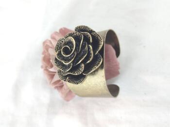 Large et beau bracelet en laiton décoré d'une belle rose bien ouvragée avec juste une petite ouverture pour faire passer le poignet. Vraiment original !