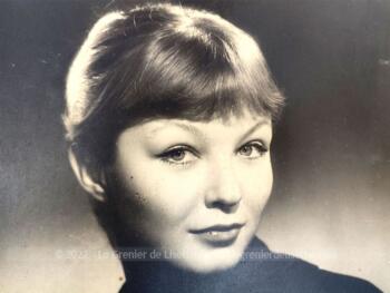 Mise dans un beau cadre en bois teinté en blanc, voici une grande photo, portrait de Marina Vlady par les Studios Harcourt à Paris dans les années 50