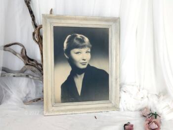 Mise dans un beau cadre en bois teinté en blanc, voici une grande photo, portrait de Marina Vlady par les Studios Harcourt à Paris dans les années 50