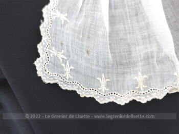 Voici un ancien petit col jabot bordé par un jour et de fines broderies formant une dentelle toute en vague. Réalisé à la main et pièce unique.