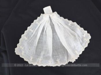 Voici un ancien petit col jabot bordé par un jour et de fines broderies formant une dentelle toute en vague. Réalisé à la main et pièce unique.